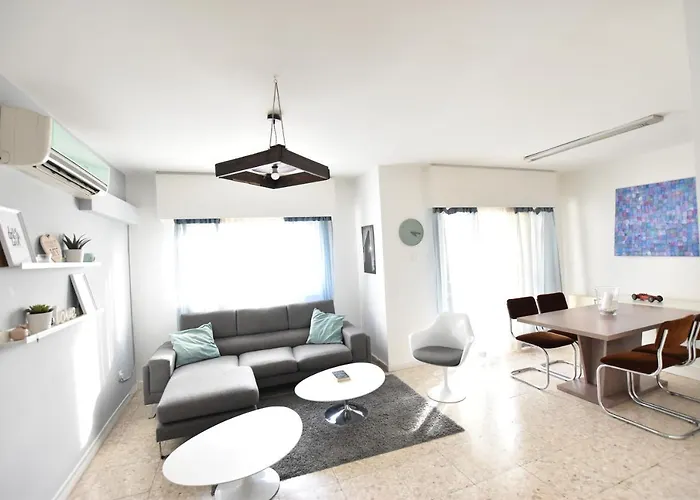 Glabur - The Cozy 2 Bdr - City, Free Parking & Wifi, Welcomes You!!! Apartment *
